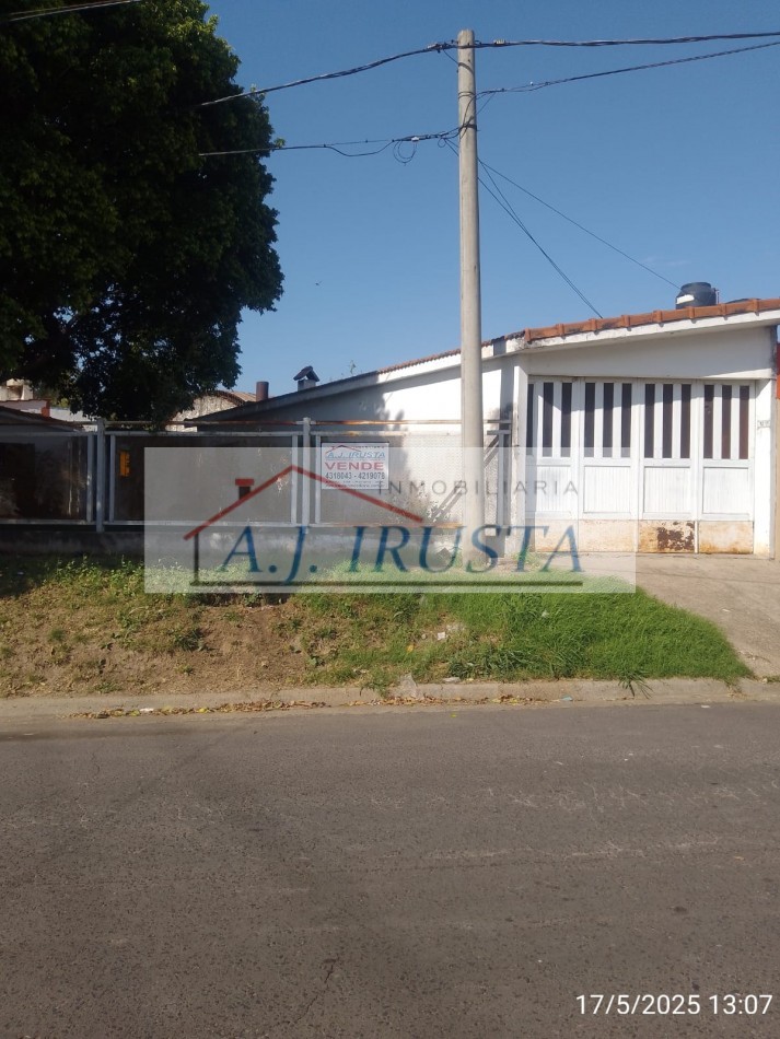AMPLIA CASA EN ESQUINA 